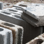 Entenda como a escolha dos artefatos de cimento pode reduzir custos e otimizar o orçamento da obra com a experiência de Valderci Malagosini Machado.