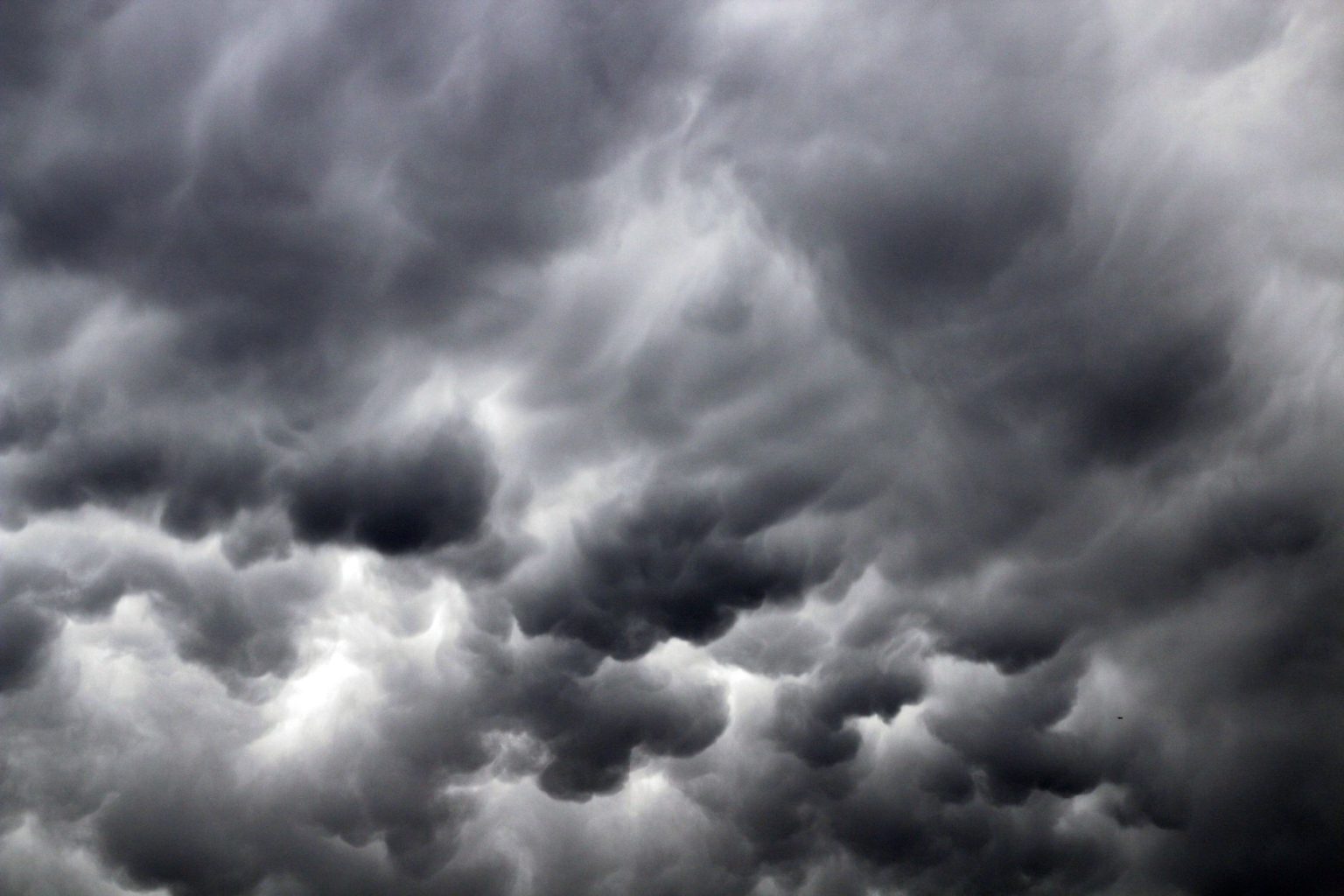 Nuvens escuras e carregadas se formam sobre Guaratuba, no Paraná.
