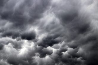 Nuvens escuras e carregadas se formam sobre Guaratuba, no Paraná.