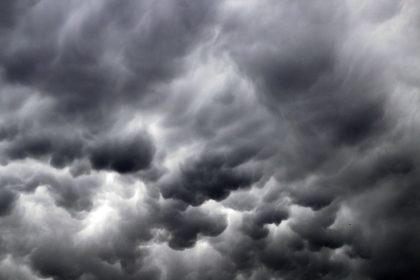 Nuvens escuras e carregadas se formam sobre Guaratuba, no Paraná.