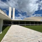Vista da arquitetura moderna do Congresso Nacional do Brasil sob céu claro.