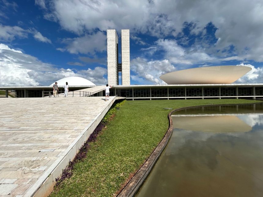 Vista do Congresso Nacional do Brasil, com suas cúpulas e edifícios modernos sob um céu claro.