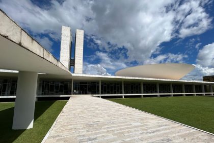 Vista da arquitetura moderna do Congresso Nacional do Brasil sob céu claro.