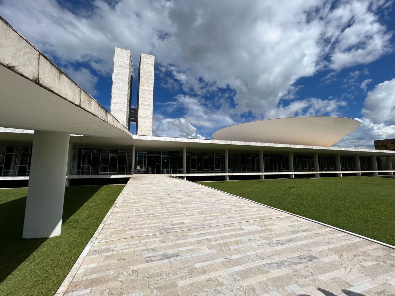 Vista da arquitetura moderna do Congresso Nacional do Brasil sob céu claro.